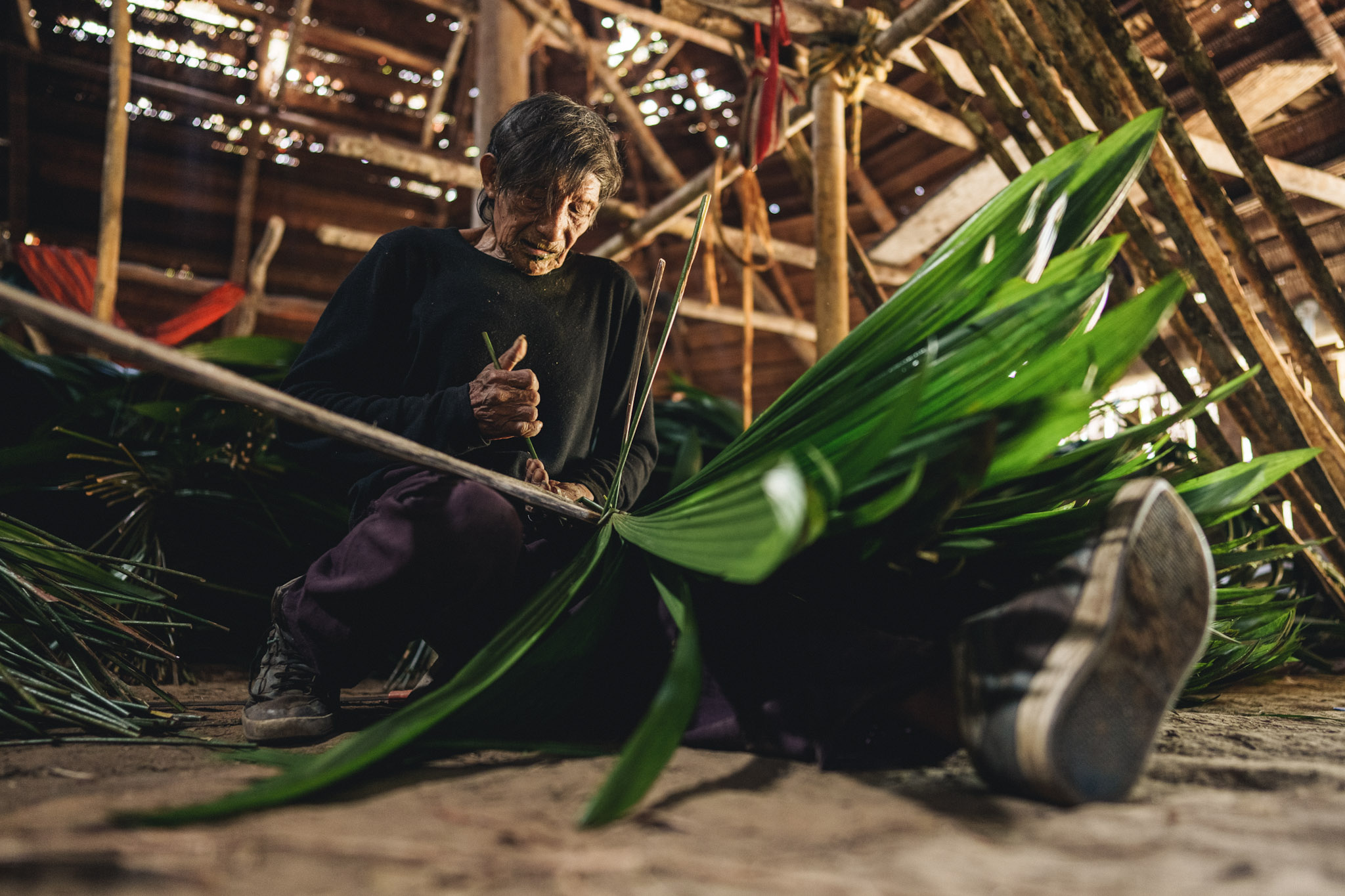 cacique fisi andoke weaving tiles for the roof of his maloka